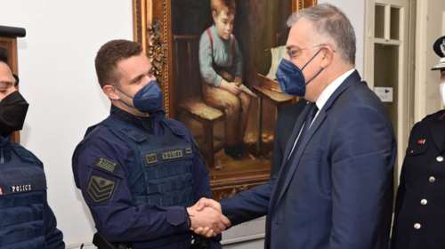 Θεοδωρικάκος: Συνεχάρη τους αστυνομικούς που έσωσαν την 38χρονη από τον σύντροφό της στη Θεσσαλονίκη