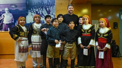 Πρωτοχρονιάτικα κάλαντα στον Ανδρουλάκη: &quot;Όλοι μαζί να δώσουμε τη μάχη τη μεγάλη και ο ήλιος ολοπράσινος να ανατείλει πάλι&quot;