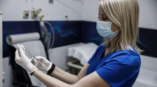 Νέα εμβόλια κορονοϊού: Πώς πρέπει να διαλέξουμε ανάλογα με το πότε νοσήσαμε - Ποιοι εμβολιάζονται πρώτοι