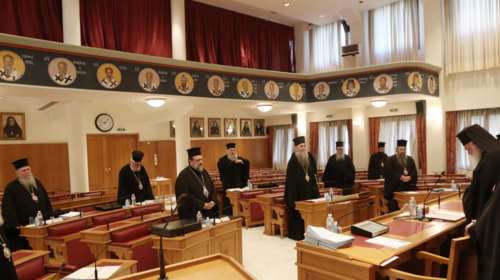 Επιμένει η Ιερά Σύνοδος για τη Θεία Κοινωνία: Ας αποδείξει κάποιος ότι ο ιός μεταδίδεται μέσω της μετάληψης...