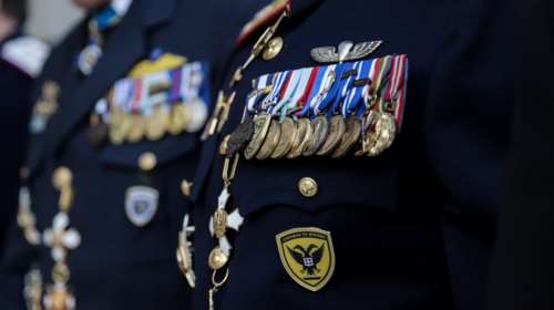 Ενοπλες Δυνάμεις: Μεγάλη μείωση του αριθμού των Συνταγματαρχών κατά τις πρόσφατες κρίσεις