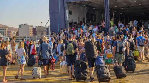 Κορυφώνεται η έξοδος των εκδρομέων του Δεκαπενταύγουστου από τα λιμάνια της Αττικής