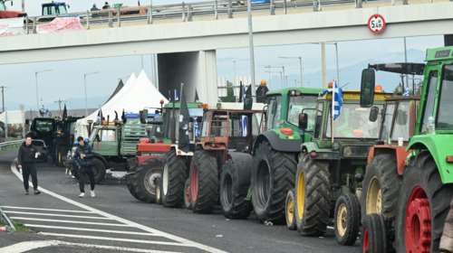 Αγροτικά μπλόκα: Κλειστή η εθνική οδός στη Νίκαια – Αποκλεισμός τελωνείων