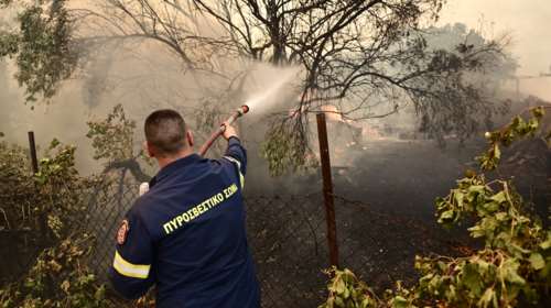 Ασπρόπυργος: Φωτιά σε οικόπεδα με σκουπίδια - Και ελικόπτερα στη μάχη της κατάσβεσης