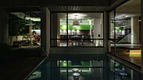 Ελληνικός μοντερνισμός: Μια πισίνα ως παλιά αθηναϊκή αυλή στους πρόποδες του Υμηττού