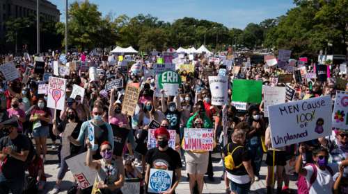 Αναβρασμός στις ΗΠΑ εν αναμονή της απόφασης του Ανώτατου Δικαστηρίου για τις αμβλώσεις