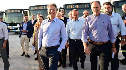 Στους δρόμους της Αττικής τα πρώτα 30 καινούργια λεωφορεία – Ο Μητσοτάκης στο αμαξοστάσιο της ΟΣΥ [εικόνες]