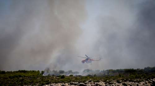 Οργισμένος ο Δήμαρχος Λαυρεωτικής – Πώς καταγγέλλει ότι ξεκίνησε η πυρκαγιά που πλησίασε σπίτια [Βίντεο]