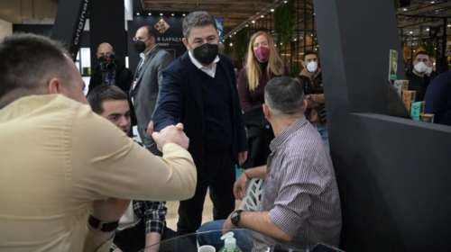 Κέρασαν καπουτσίνο... &quot;ΠΑΣΟΚ 22%&quot; τον Νίκο Ανδρουλάκη στη HORECA [εικόνα]