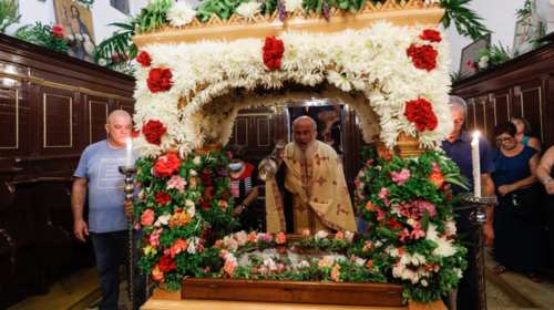 Κέρκυρα: &quot;Στολίστηκαν&quot; με εκατοντάδες κορδέλες οι επιτάφιοι της Παναγίας στο νησί