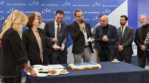 Έκοψαν την πρωτοχρονιάτικη πίτα στα γραφεία της ΝΔ - Δείτε φωτογραφίες