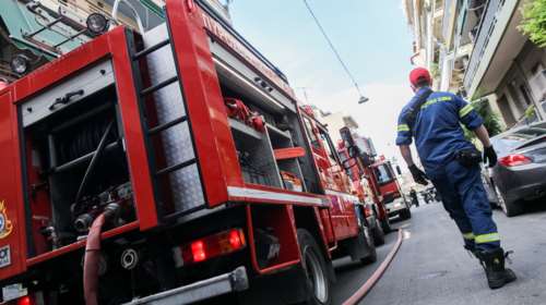 Φωτιά σε διαμέρισμα στο Κολωνάκι - Απεγκλωβίστηκαν δύο ηλικιωμένοι