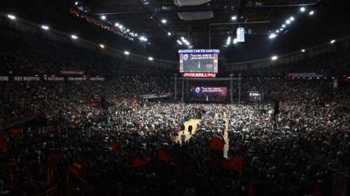 Συγκίνηση στη συναυλία - αφιέρωμα στον Θάνο Μικρούτσικο: Πάνω από 20.000 τραγούδησαν για &quot;τις πιο όμορφες μέρες μας...&quot;