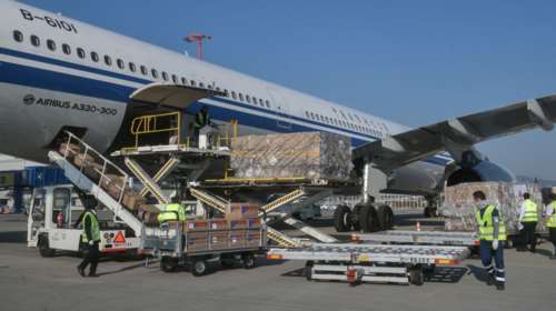 Κορονοϊός: Πάνω από 13 εκατ. μάσκες, αναπνευστήρες και τεστ στέλνει η Κίνα στην Ελλάδα