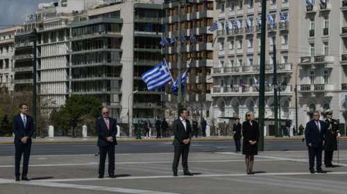 Κορονοϊός: Σε απόσταση ενός μέτρου ο πρωθυπουργός και οι πολιτικοί αρχηγοί στην τελετή στο Σύνταγμα
