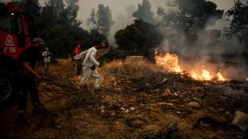 Μάχη με τις φλόγες στα Λεχαινά Ηλείας