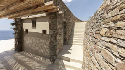 &quot;Ξερολίθι&quot;: Μια κατοικία - χαμαιλέοντας στη Σέριφο