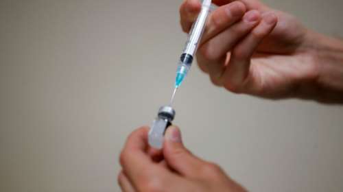 Ιταλία: "Εμβολιαστείτε αμέσως με 4η δόση κατά του κορονοϊού", λέει  στους άνω των 60 ετών ο υφυπουργός Υγείας