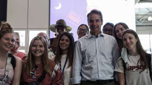 Η σέλφι Μητσοτάκη με τουρίστριες που δεν τον αναγνώρισαν - &quot;Πείτε τους ότι συναντήσατε τον πρωθυπουργό της Ελλάδας&quot;