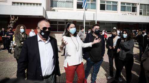 Εμβόλια - Κεραμέως: Ανοιξε η πλατφόρμα για όλους τους εκπαιδευτικούς