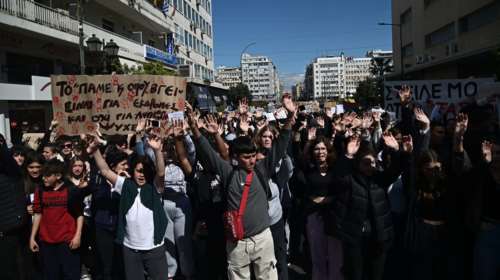 Πειραιάς: Μεγάλη πορεία μαθητών για τη φονική σύγκρουση - &quot;Η άνοιξη σταμάτησε στα Τέμπη&quot; [εικόνες]