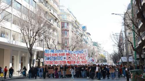 Ολοκληρώθηκαν χωρίς επεισόδια οι πορείες για τα Τέμπη σε Θεσσαλονίκη και Πάτρα [εικόνες]