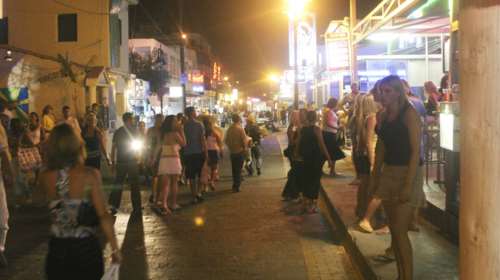 Ρόδος: Θύμα βιασμού 20χρονη Ιρλανδή - Καταγγέλλει ότι της έριξαν κάτι στο ποτό