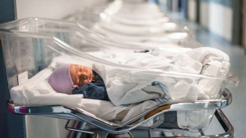 Μωρά με τρία DNA: Τα πρώτα οκτώ παιδιά από... τρεις γονείς γεννήθηκαν στη Βρετανία και είναι υγιέστατα