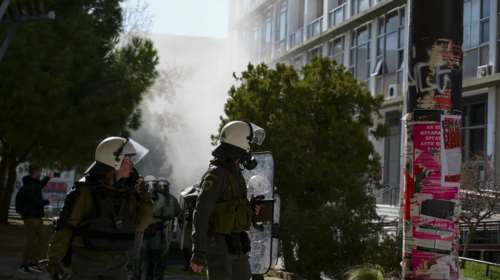 Θεσσαλονίκη: Επτά συλλήψεις μετά τα επεισόδια για τα μη κρατικά πανεπιστήμια [εικόνες]