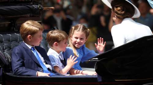 Πριγκίπισσα Σάρλοτ: Η στιγμή που χτυπάει τον πρίγκιπα Λούις πάνω στην άμαξα