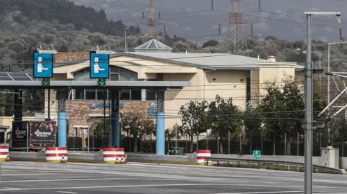 Tροχαίο στην Αττική Οδό: Βυτιοφόρο συγκρούστηκε με φορτηγό και με ΙΧ - Αναφορές για τραυματίες