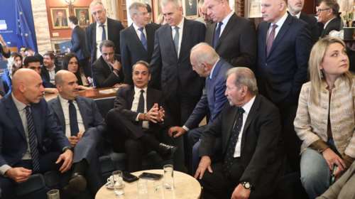 Μητσοτάκης σε βουλευτές ΝΔ: Μετά το Πάσχα του 2027 οι εκλογές – Το θέμα είναι ποιος θα &quot;σουβλιστεί&quot;