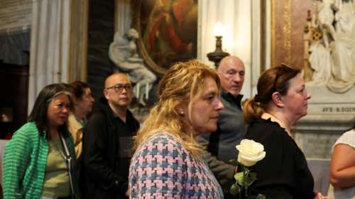Άρχισε το λαϊκό προσκύνημα στον τάφο του πάπα Φραγκίσκου: Νέοι, οικογένειες, Ιταλοί και ξένοι με ένα λουλούδι στο χέρι [εικόνες]