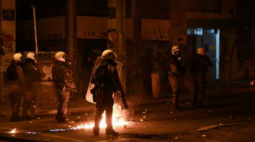 Εξάρχεια: Επίθεση με πέτρες και μπουκάλια σε διμοιρία των ΜΑΤ