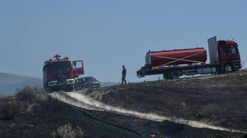Φωτιά στην Τζια: Ισχυροί άνεμοι στο νησί - Στη μάχη και εναέρια μέσα