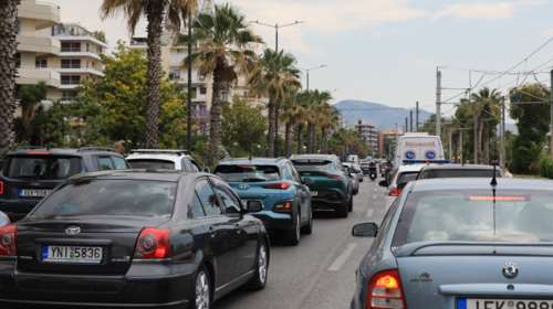 Φωτιά σε αυτοκίνητο στον Άλιμο - Ομαλοποιείται η κίνηση στην παραλιακή [live]