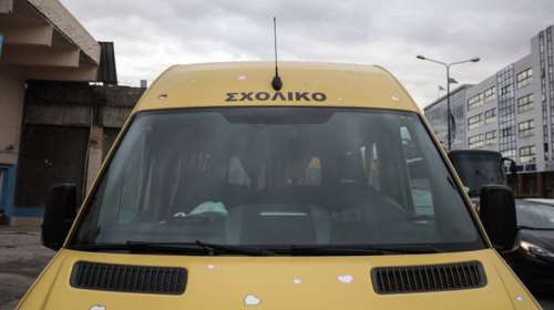 Καλύβια: &quot;Μύριζε αλκοόλ η ανάσα του&quot; - Απίστευτες καταγγελίες για τον οδηγό σχολικού χωρίς δίπλωμα που μετέφερε μαθητές