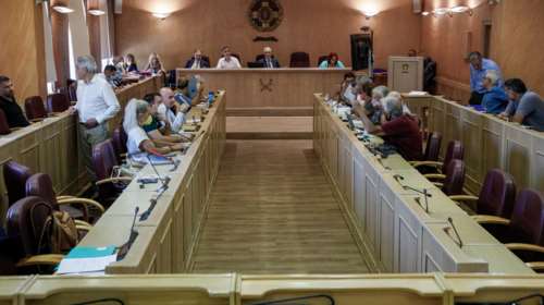 Ένταση στο δημοτικό συμβούλιο Αθηναίων για τις παρακολουθήσεις: Αποχώρησαν αριστερές παρατάξεις, αιχμές Μπακογιάννη