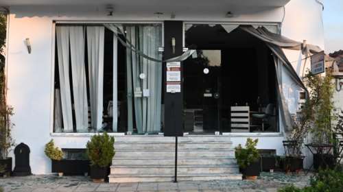 Έρημη πόλη η Νέα Αγχίαλος: Σπασμένες βιτρίνες και κατεστραμμένες προσόψεις σπιτιών από τις εκρήξεις [εικόνες - βίντεο]