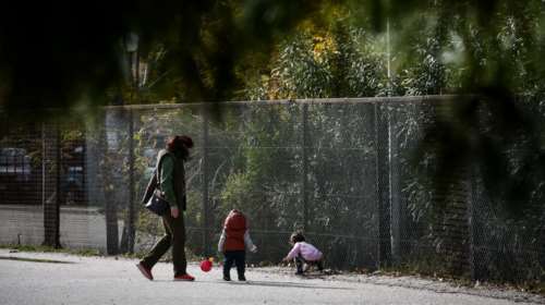 Άλιμος: Παιδάκι 1,5 έτους περιφερόταν μόνο στον δρόμο – Πώς το εντόπισαν δύο 14χρονα παιδιά