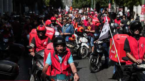 E-food: Μεγάλη η συμμετοχή των διανομέων στην 24ωρη απεργία- Μοτοπορεία στο κέντρο της Αθήνας [εικόνες]