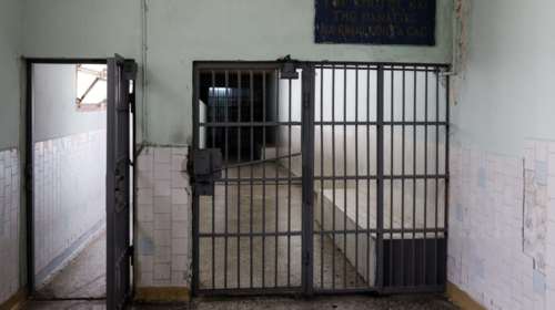 Ξύλο μέχρι λιποθυμίας και ληστείες στις Φυλακές Κασσαβέτειας – Στο νοσοκομείο δύο κρατούμενοι