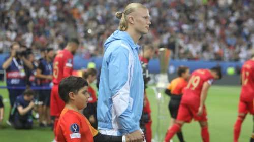 Super Cup: Ποιος είναι ο μικρός Λέανδρος που συνόδευσε τον Χάαλαντ - Ο τυφλός φίλος του ΠΑΟΚ συγκίνησε την UEFA