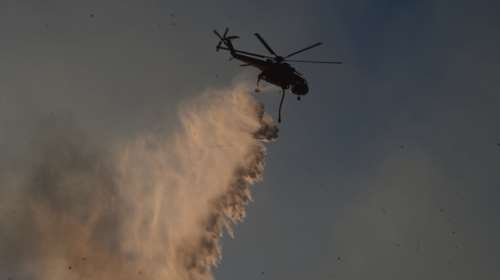 Φωτιά στην Αττική: Ολονύχτια μάχη με τις φλόγες - Δύο μηνύματα από το 112 για την περιοχή του Μαραθώνα