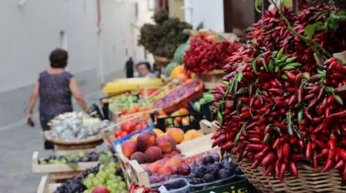 Οπωρολαχανικά: Τα πληρώνουμε 94% ακριβότερα από το χωράφι στο ράφι