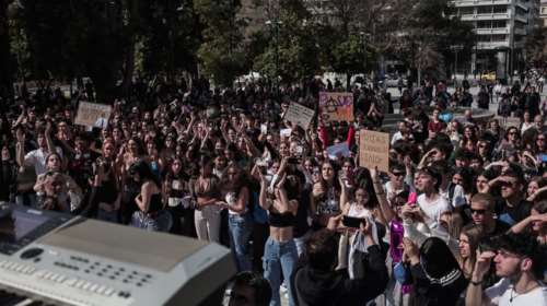 Μαθητική συναυλία στο Σύνταγμα για το δυστύχημα στα Τέμπη [εικόνες]