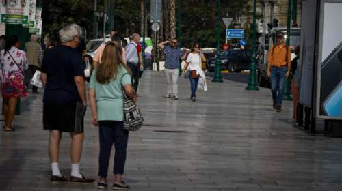 Κορονοϊός: Μία ανάσα από τα 2.000 κρούσματα η Αττική - &quot;Βράζουν&quot; με 1.440 η Θεσσαλονίκη και 571 η Λάρισα