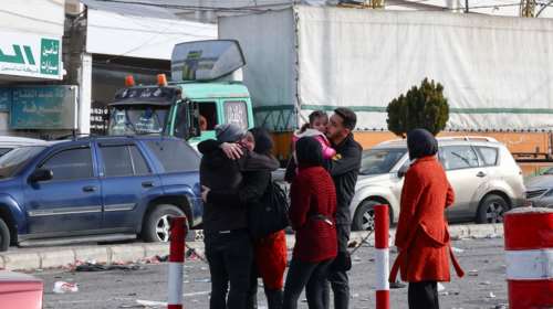 Μπροστά στο δίλημμα της επιστροφής οι Σύροι πρόσφυγες μετά την πτώση του Άσαντ - Ποιες χώρες &quot;παγώνουν&quot; τις αιτήσεις ασύλου