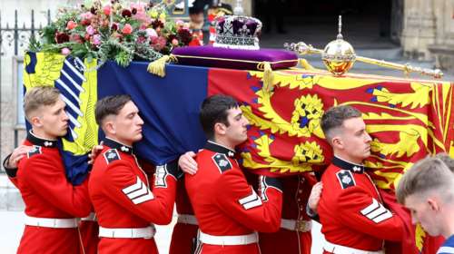 Ο Κάρολος θα τιμήσει ιδιωτικά τον έναν χρόνο από τον θάνατο της Ελισάβετ - Δεν θα γίνει ούτε οικογενειακή συγκέντρωση