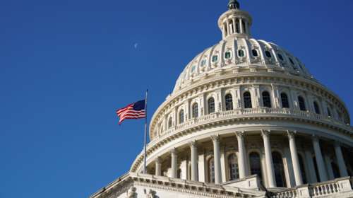 ΗΠΑ: Διαδήλωση έξω από το Κογκρέσο, με αίτημα την απαγόρευση των επιθετικών όπλων